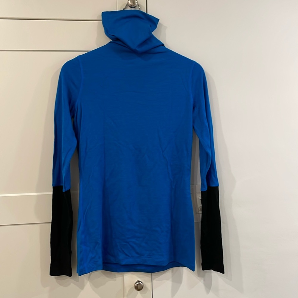 Lululemon 2 tone blue and black wool blend turtleneck size M